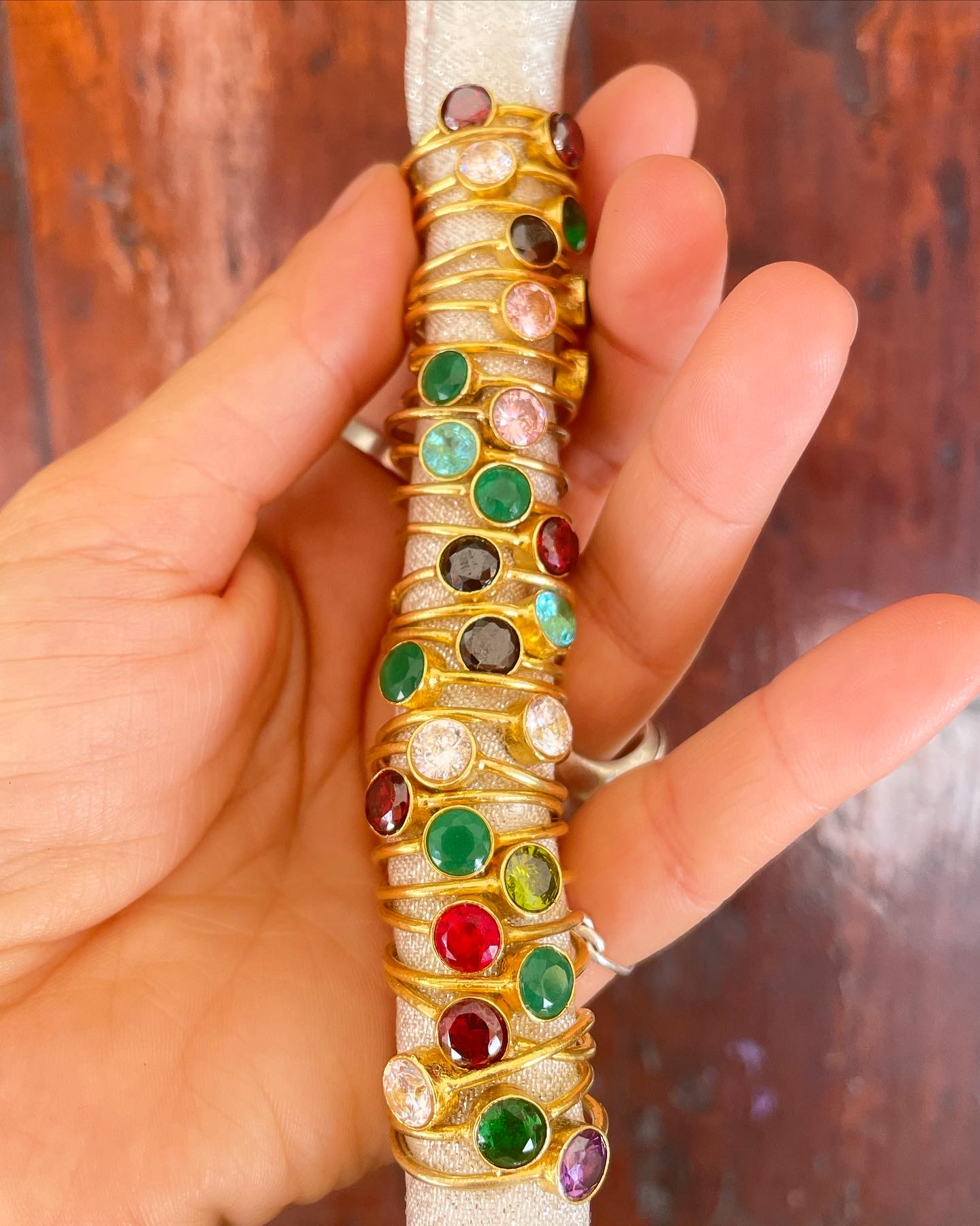 anelli e gioielli originali provenienti dal mondo con pietre colorate e oro da manabì merceria creativa