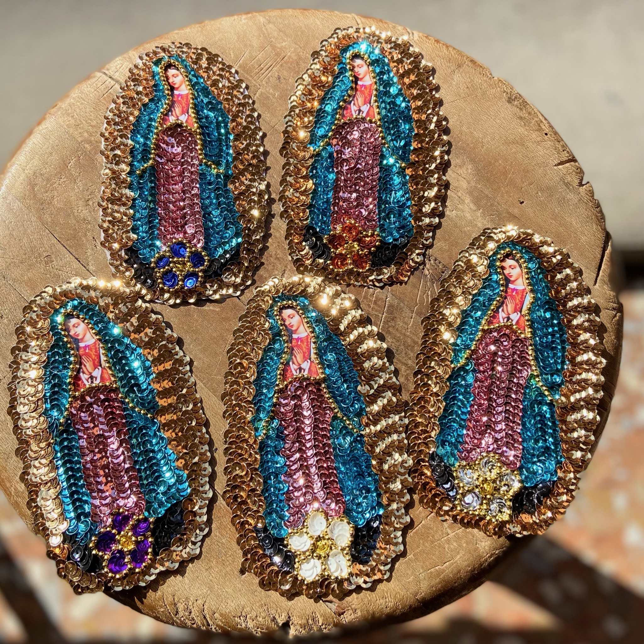 applicazioni della madonna della guadalupe con colori e paillettes